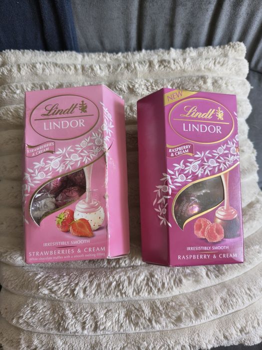 2x LINDT Lindor Pralinki z białej czekolady z kawałkami truskawek i smaku malinowo-śmietankowym
