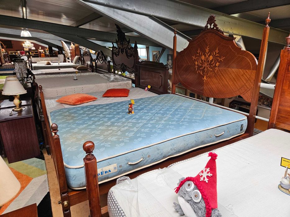 Cama antiga estilo D. Maria com estrado e colchão - Muito bo