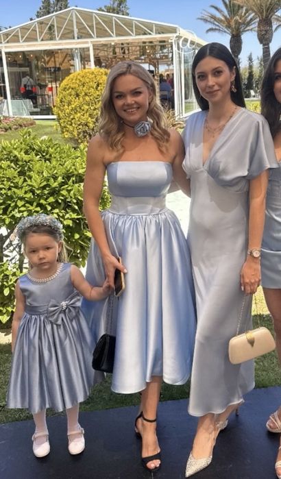 Сукня святкова  ніжно-голуба, на весілля , довжина міді…