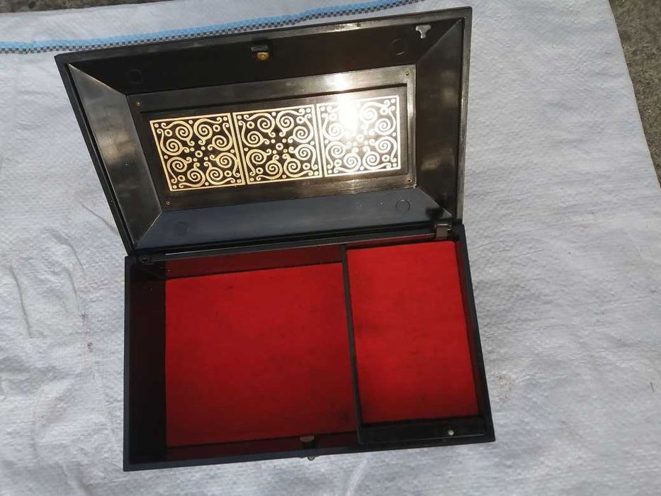 фарфоровые статуэтки, подсвечник, ложечки.