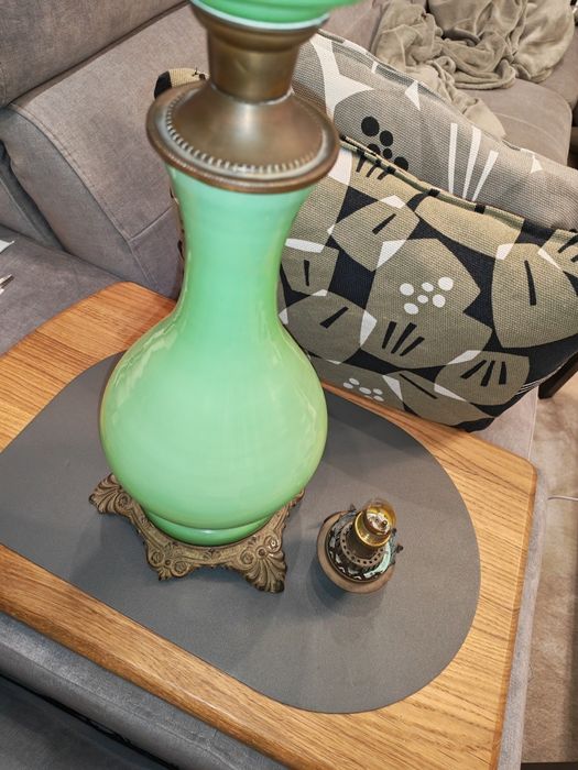 Lampa naftowa ze szkła opalowego