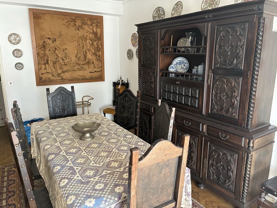 Movel de sala com mesa e 7 cadeiras de madeira de castanheiro puro