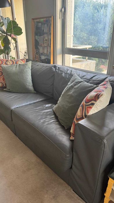 Sofá de couro cinza com 3 lugares. Sofa em pele genuína. Oferta pouf.
