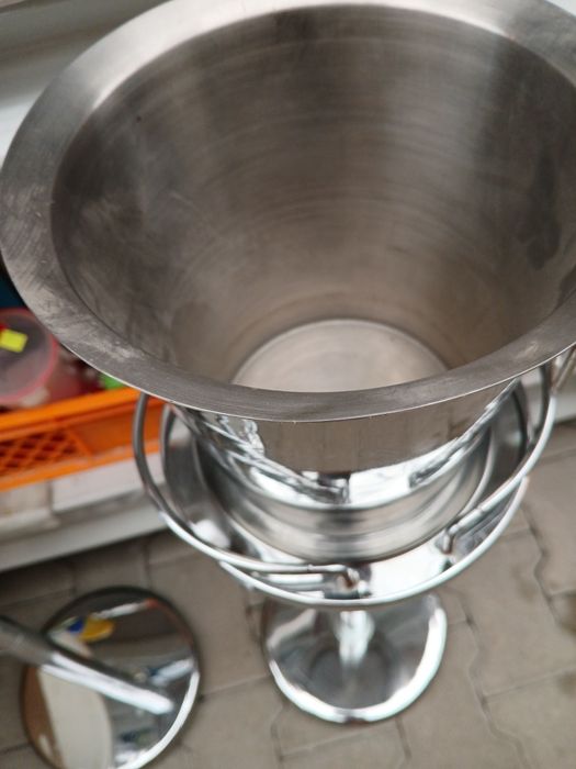 Wiaderko na lód do chodzenia szampana na podstawie