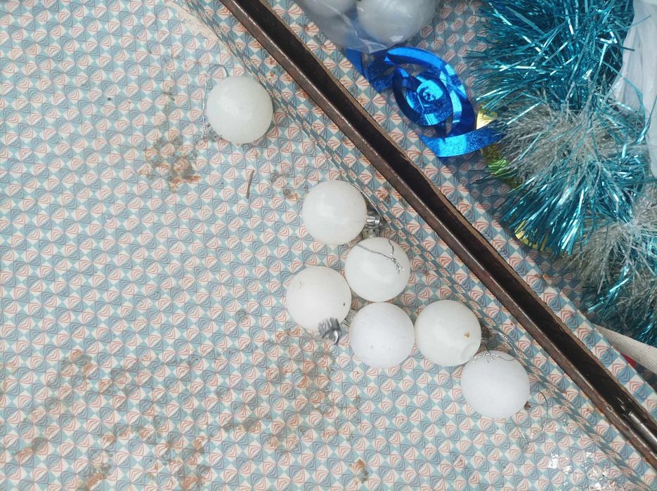 17 białych bombek choinkowych