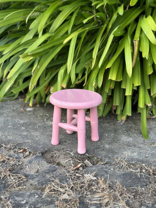 Mini bancos e cadeiras em madeira para criança