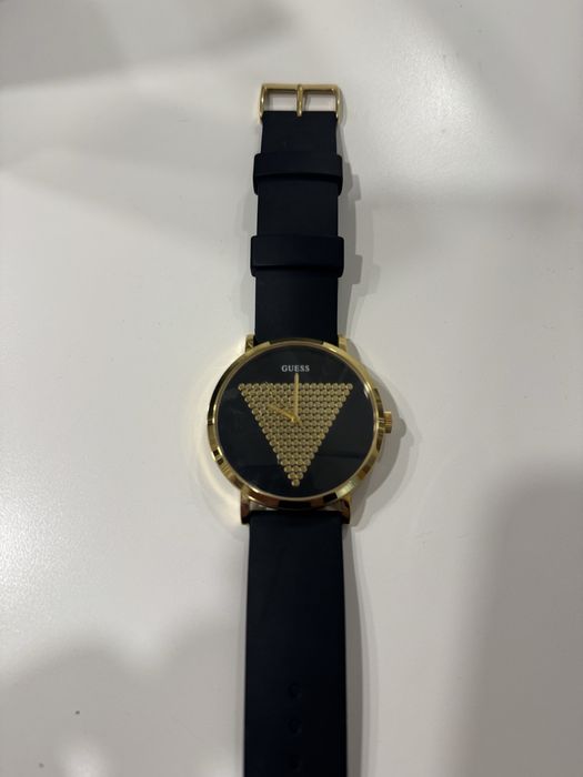 Relógio Guess preto e dourado
