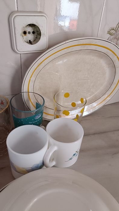 Conjunto de 34 peças diversas: copos pratos taças chávenas