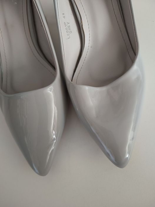 Szare lakierowane buty na obcasie, rozmiar 41!