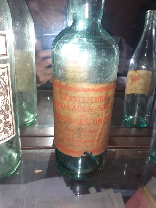 Stare butelki po alkoholu i soku