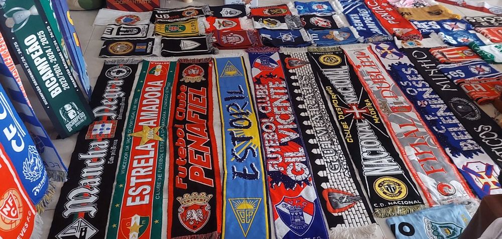 Varios cachecois de varios clubes