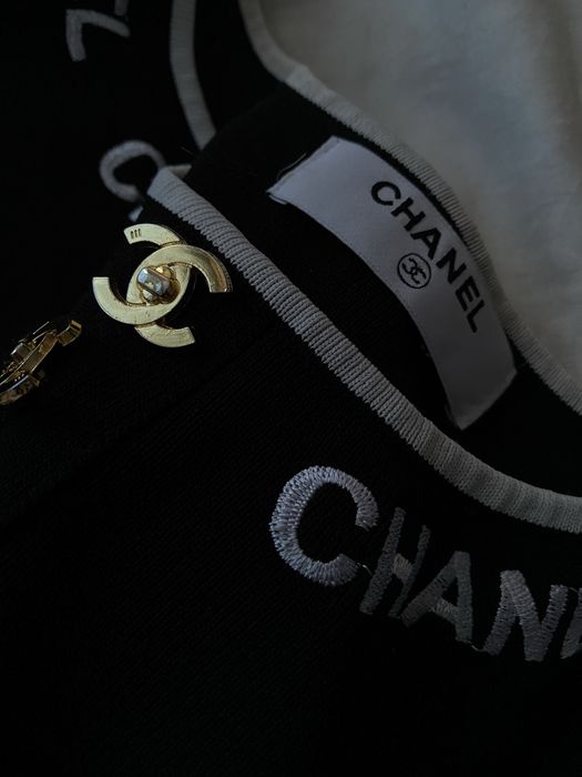 чорний топ від chanel