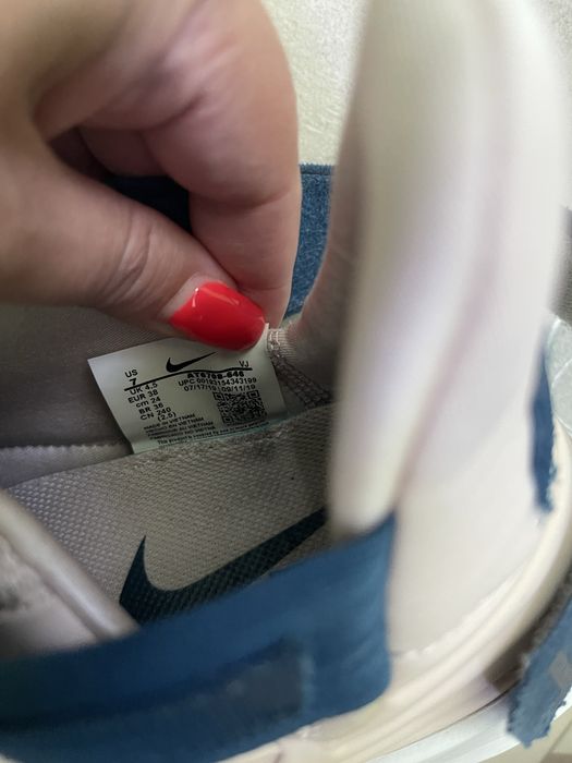 Кроссовки Nike женские