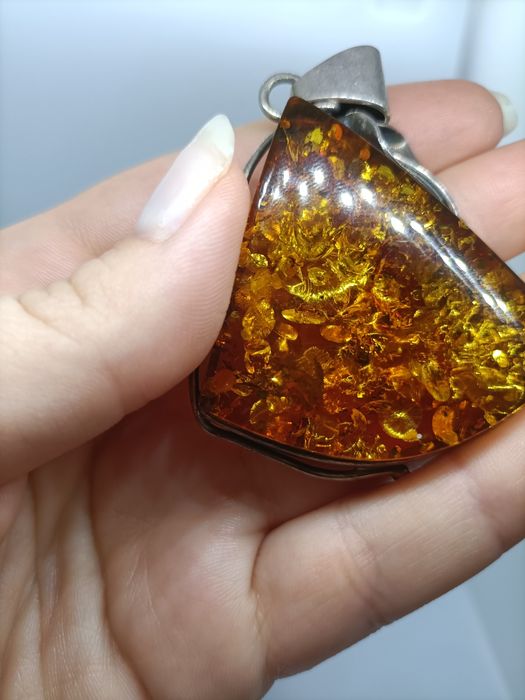 Widoczna zawieszka z bursztynem, srebro 925