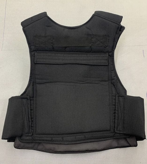 Плитоноска / броник / тактичний жилет з трьома кишенями під магазини.