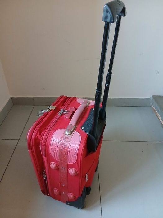 Двухколесный дорожный чемодан.