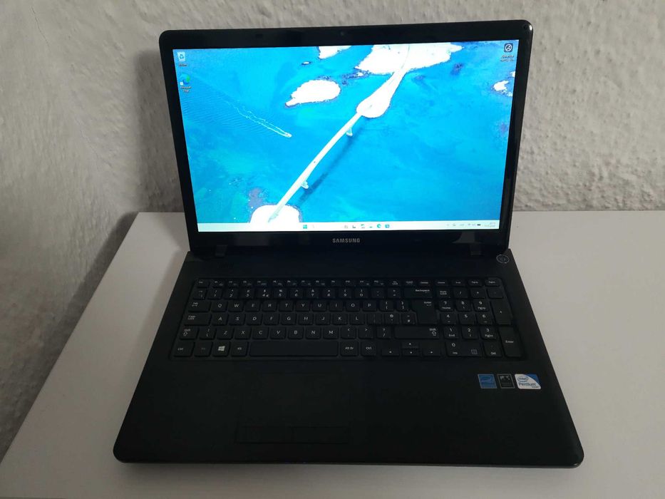 Надійний 17.3" Samsung (SSD / 8GB RAM) — Батарея 91%, Великий екран