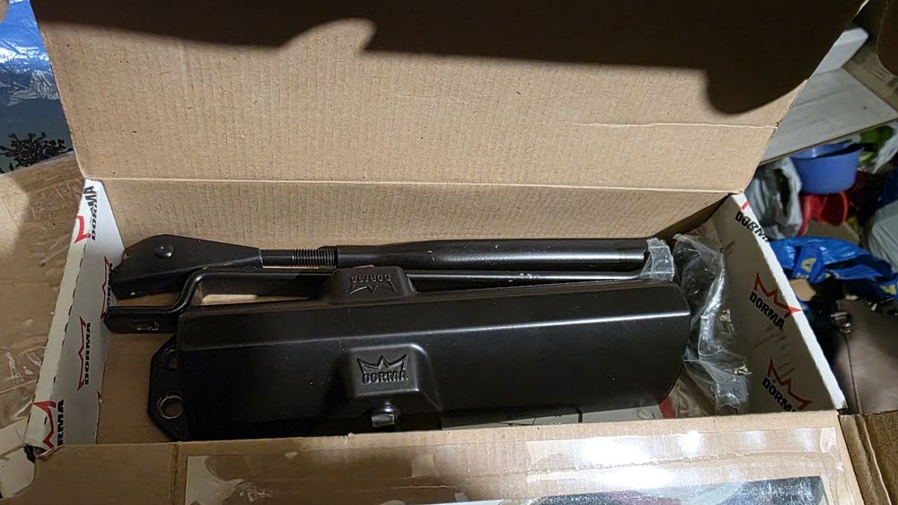 Доводчик на двері