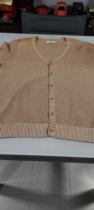 Malha castanha para homem sem uso