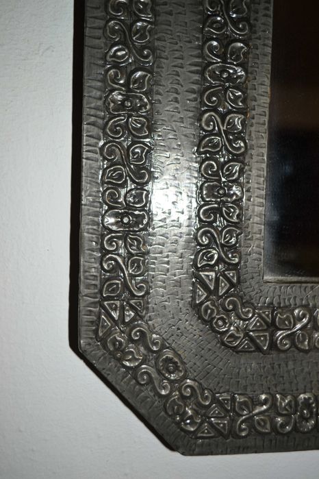 Espelho com moldura em folha de estanho.