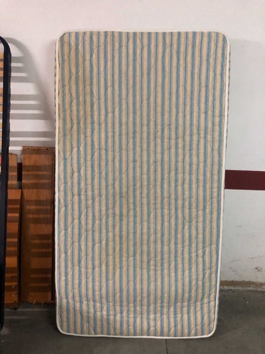 Cama elevatória e mesinha de cabeceira