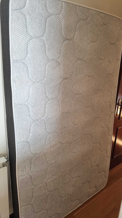 Dou colchão 120 x 200 cm a quem o vier levantar
