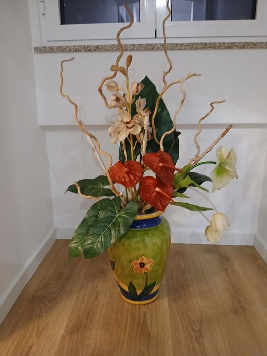 Vaso decorativo com arranjo floral