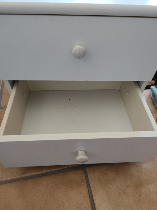 Mesa de cabeceira branca