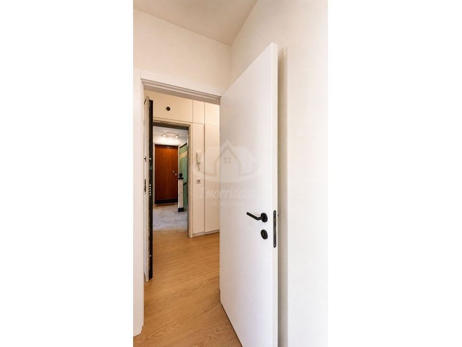 Apartamento T2 remodelado com cozinha equipada e despensa, em Odivelas