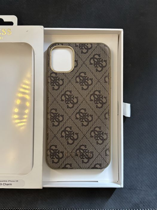 Etui GUESS 4G Charms Collection do Apple iPhone 11 Brązowy