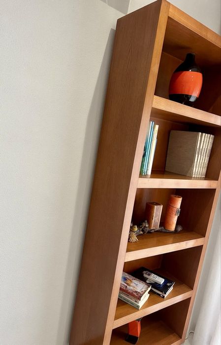 Móvel, estante e mesa de sala em Carvalho