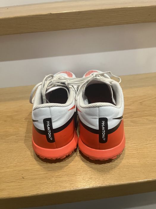 Białe korki Nike Phantom GT w rozmiarze 40 (US 7).m