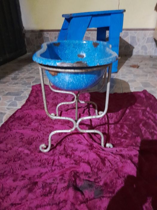 Antigo bidé azul esmaltado