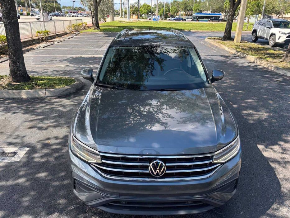 Volkswagen Tiguan      2022