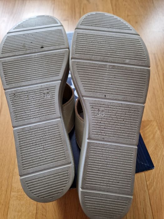 Inblu klapi rozmiar 38 złote z kwiatkiem