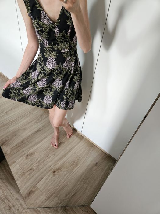 Śliczna rozkloszowana sukienka w ananasy h&m dekolt V rozkloszowana