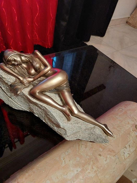 estátua  em pedra nova