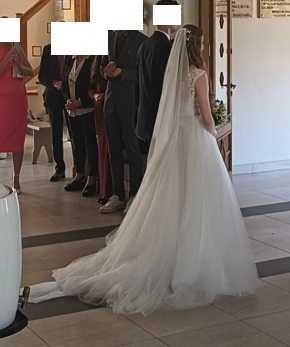 Suknia ślubna z trenem i welonem