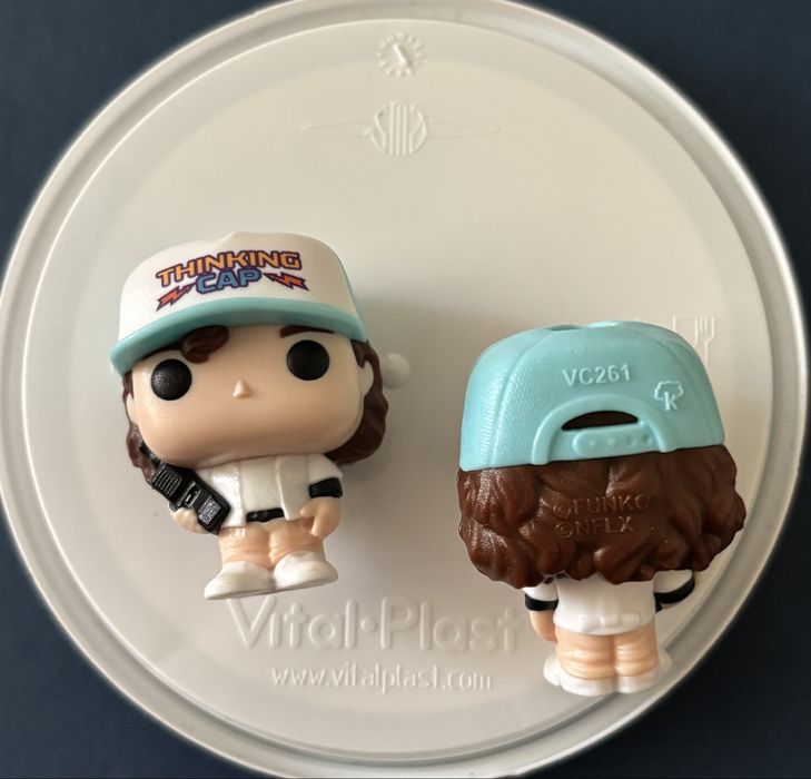 Колекційна фігурка  Kinder Joy Stranger Things Дивні дива,осд