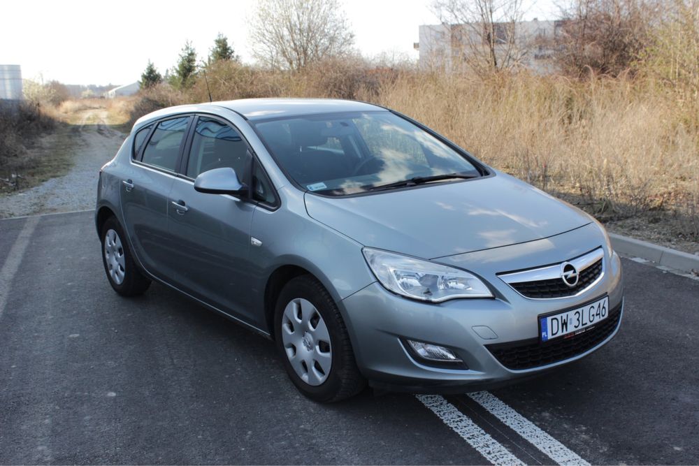 Opel astra J/ 1.4 benzyna 100 koni/2009r./niski przebieg/ zadbana
