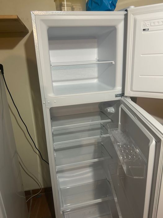 2 frigoríficos mesa e 4cadeiras e mesas de centro