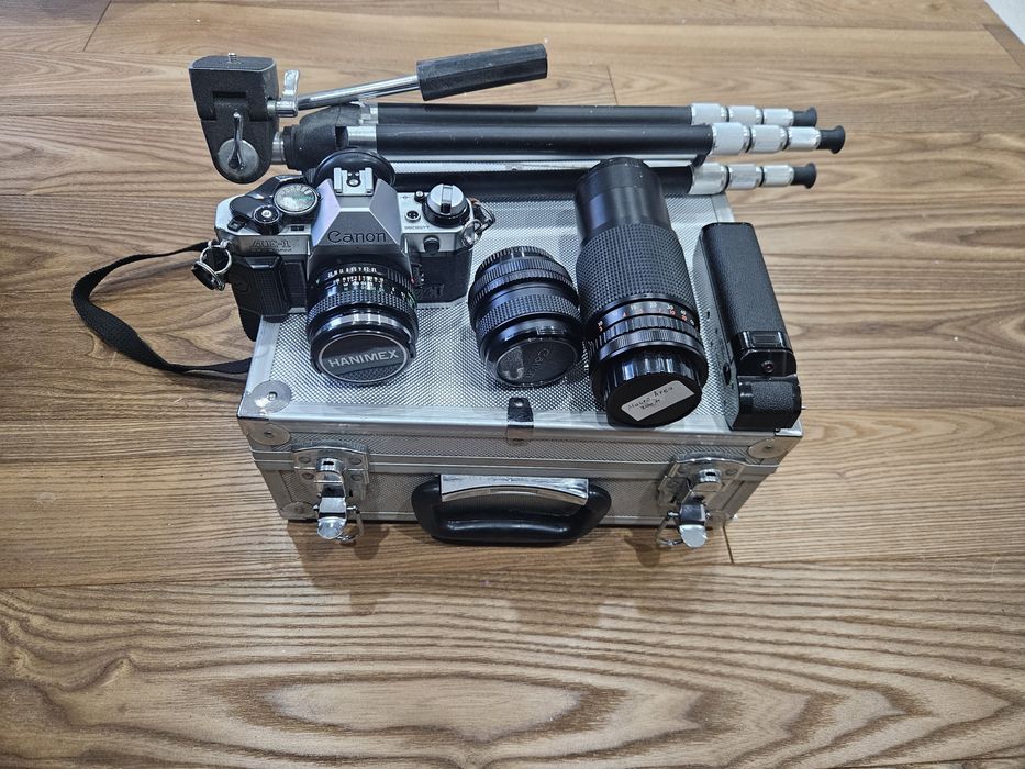 Lustrzanka Canon AE-1 Program + dodatki