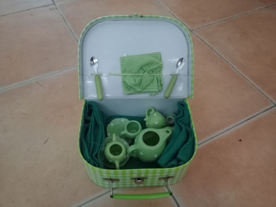 Conjunto de chá, em loica, para criança brincar