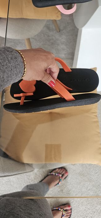 Chinelos / Sandálias Moo Chuu (Tamanho 36) – Preto/laranja com Estrela e Coração