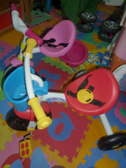 2 Triciclos com cinto de segurança (Chicco e Smoby)