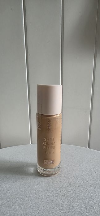 Podkład rozświetlający Catrice Soft glam filter fluid 020 light medium