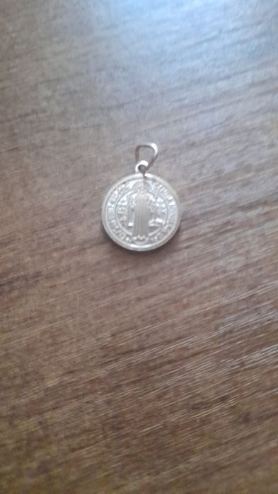 Sprzedam srebrny medalik