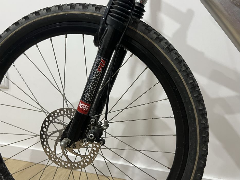 Bicicleta cinzenta / prateada