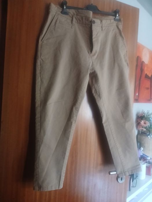 Calça castanha de homem