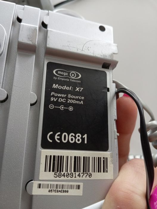 Stary telefon stacjonarny z bazą